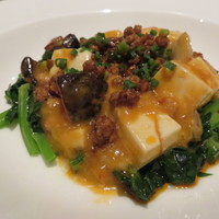カントニーズ 燕 - ベジタリアン麻婆豆腐(豆腐、大豆ミート、豆苗、豆乳、亜麻とパプリカのオイル)2