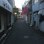 串かつ 一口 - ザ・昭和な街並み