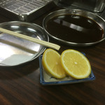 串かつ 一口 - ソース、塩、レモン、ピリ辛醤油？で味わうと