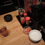 らーめん酒家 驛麺 - 醤油、酢、ラー油、コショウ、一味が置いてあった。