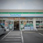 ファミリーマート - 店舗は駐車場が充実