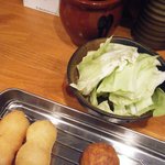 噂のこの串かつあのおでん 博多駅前倶楽部 - 串カツとキャベツ。