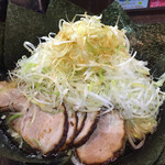 ラーメン本舗。 - 熟成醤油ネギチャーシュー麺 中盛
                                焼豚増し・海苔増し・煮玉子（サービス）
                                1380円 
                                これがラーメン本舗で食べる最後のラーメンに
                                なりました(T ^ T)