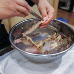 活カニの花咲 - 手際良く進みます☆