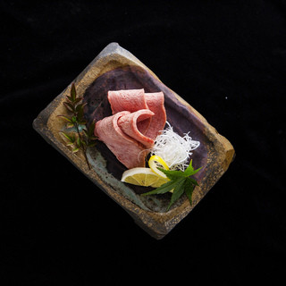 カット技法が冴える。鮮度と品質の良さが際立つ“絶品牛刺し”