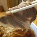 一麺 - 薄くスライスされた豚バラチャーシュー。