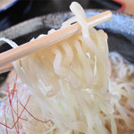 麺's 蓮 - 麺は豚骨ラーメンと違い、太いちぢれ麺です。