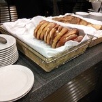 Munich Airport Lufthansa Business Lounge　G - プレッツェルはドイツ人大好き