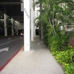 Hy's STEAKHOUSE - クヒオ･アベニューから見た通路