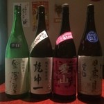 マルセイ最上 - ずらりと並んだ東北の日本酒。ピンクラベルの愛山は見た目通りの甘口。