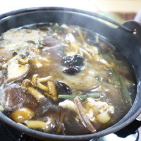 出羽屋 - 熱々の鉄鍋で運ばれてきます
