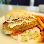 Al Porto Cafe - リーフバーガーのアップ〜♪グリルバラマンディー(白身魚)・トマト・レタス・マヨネーズ