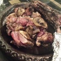 焼鶏あきら 中目黒本店 - 骨付き鶏モモ肉
