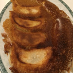 ゆるり 中華食堂 癒食同源 - ジューシーな七色豚の焼き餃子 380円。