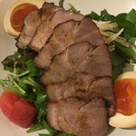 ゆるり 中華食堂 癒食同源 - あぶり叉焼と燻製玉子のサラダ 640円。