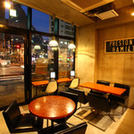 TOKYO CIRCUS CAFE - コンクリート打ちっぱなしのシックな店内