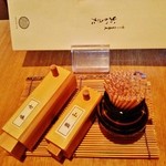 テーブルに置いてある薬味『七味』と『山椒』～♪(^o^)丿