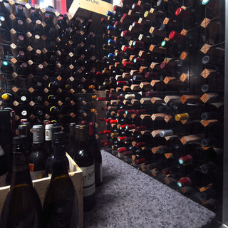 We always have over 300 types of wine carefully selected by the owner sommelier.