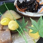 秋の御膳　ひじきのサラダ安堵銀杏の素揚げ