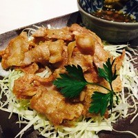 鉄板焼 曉 - カリカリ鶏皮焼き（少し食べちゃいました