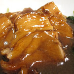 コラーゲンたっぷり皮つき豚すね肉の煮込み、青葉添え