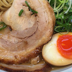 麺屋 はなぶさ - チャーシュー＆卵半玉