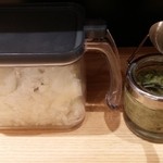 ローストビーフ油そば ビースト - 刻み玉葱と茎ワサビ