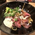 ローストビーフ油そば ビースト - ローストビーフ油そば＋アボカドトッピング