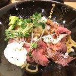 ローストビーフ油そば ビースト - ローストビーフ油そば＋アボカドトッピング
