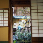 わらじや - 傘の間から中庭を望む