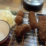 Senkyakubanrai - 串揚げ。左から、うずら、たまねぎ、ウインナー、豚