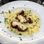 Bridges - チキンカツペンネ添え、というか、めちゃ多いペンネ