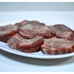 焼肉司 - 「上塩タン」… 横からの厚み（2015.10）