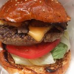 FELLOWS - ベーコンチーズバーガーをアップで
