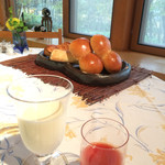 レストラン・マッカリーナ - 【朝食】地元のフレッシュ牛乳、トマトジュース