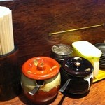 博多とんこつ 天神旗 - 調味料（辛子高菜、紅生姜、漬物、胡椒、胡麻）