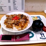 味工房 きくや - ホルモン丼大盛り：全景＆比較図 by ももち