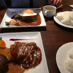 キッチン ハセガワ - 2015/10 デミクラスハンバーグ 980円に目玉焼き 100円のトッピングとハーフ＆ハーフ定食でソースチキンカツ 480円とBBQハンバーグ 490円