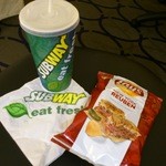 Subway - セットのドリンク(レモネード)とポテトチップ(Lays)です。(2015年10月)