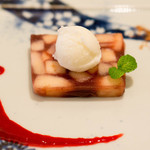 Le japon - 紅玉りんごのテリーヌと牛乳アイスのふんわりした甘さがマッチしていたデザート