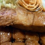 大阪トンテキ - 豚肉を横にしてみました。厚みはこれだけありますよ。食べてみると柔らかくて食べやすいです。タレもバッチリ良い味付けです。後味もよく次々と食べ進んでしまいます。アッと言う間に完食してしまいました。これなら