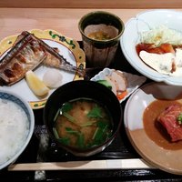 帰燕 - 和定食税込み1,600円。鮪の刺身は鯛茶漬けのゴマだれでまとめてある。