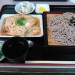 朝日屋 - 本日のランチ。鶏肉の玉子とじ。本体680円、ざるそばオプション＋200円。ライス付きだがパスした。