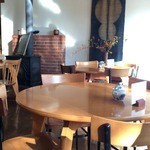 悠山房 - 柔らかな陽差しの入る店内