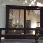 悠山房 - 窓からの店内