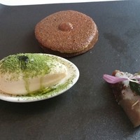 ラ・トゥーエル - アミューズ：フォワグラサンド、鰹薫製、アイスクリームレモングラスかけ