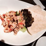 AGLAIA - ISLAND DINING & BAR - - 鶏かな？酸っぱくて辛い和え物をトルティーヤに乗せていただく