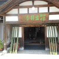 出羽屋 - 入り口　真直ぐは懐石の座敷でそば処は右奥
