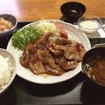 荒玉食堂 - 生姜焼き定食¥1250
            ちょっと高いと思われますが、とても柔らかい豚肉で美味しかった〜(^ ^)
            食後にコーヒー付きです(^ ^)