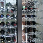 カンブーザ - 入口を入ると目の前に大きなワインセラーが